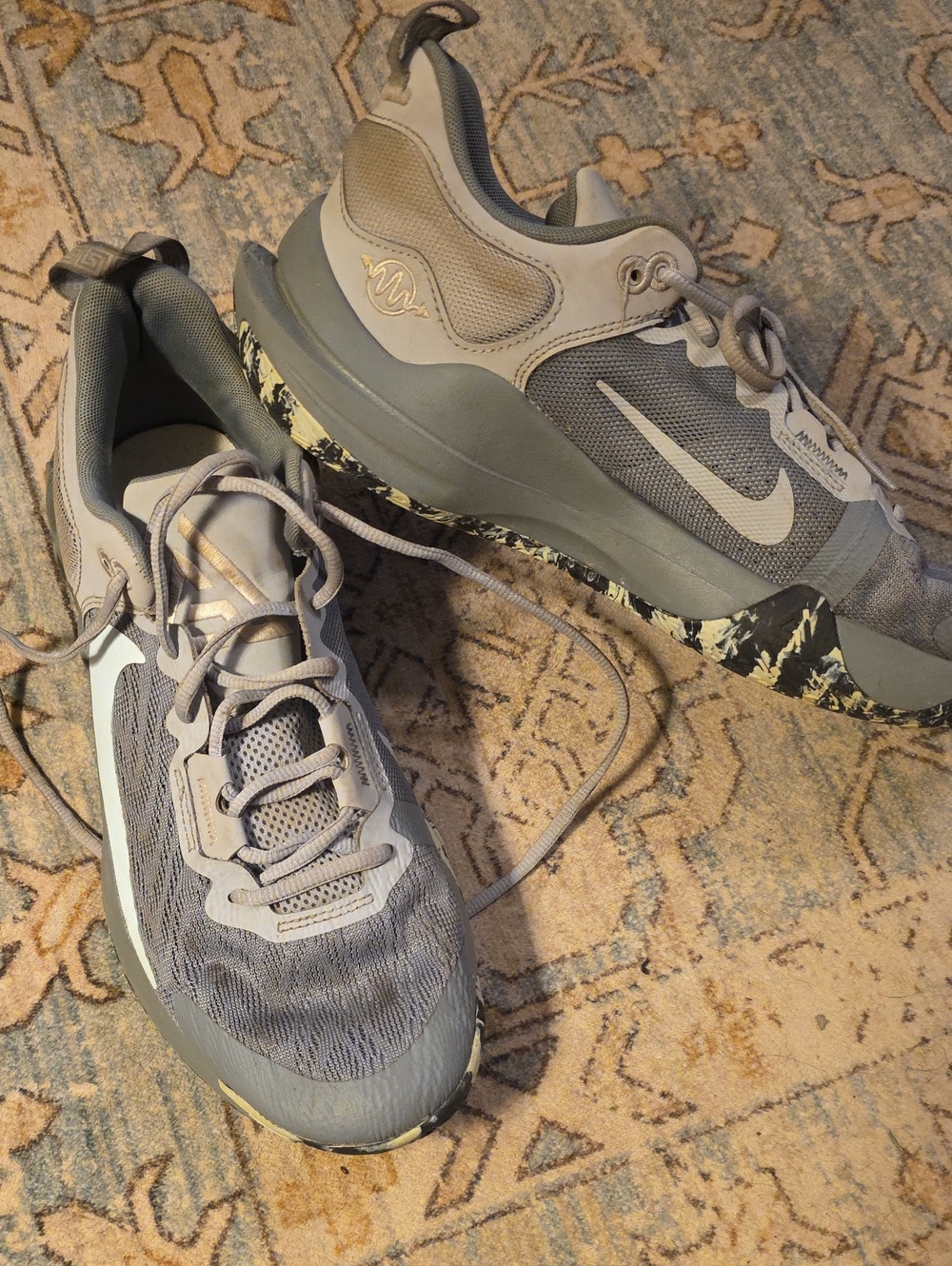 Nike Men’s Grey and Black Athletic Sneakers with Marbled Sole